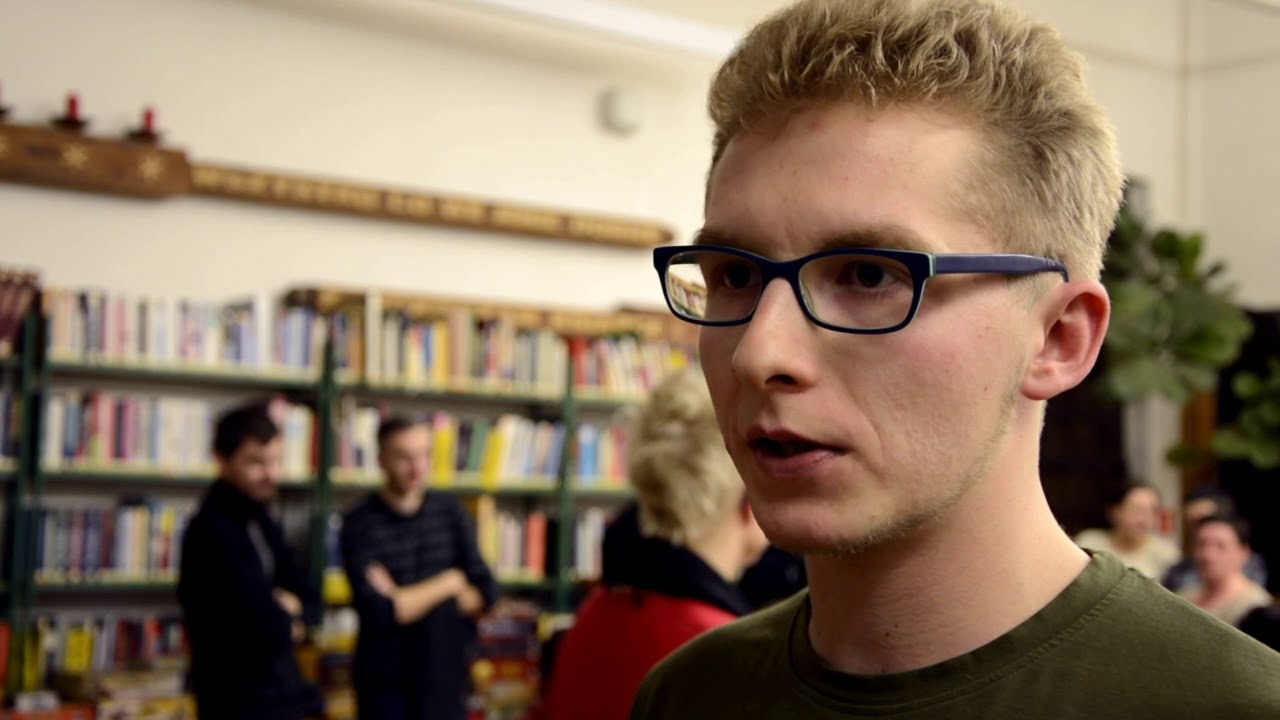 NA KANAPIE SIEDZI SZYMON