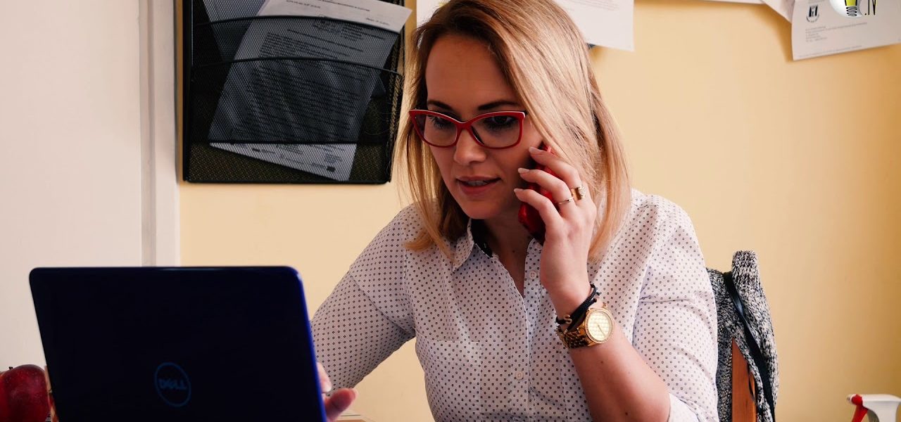 CENTRUM DZWONI REKRUTUJE