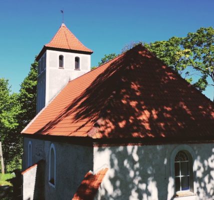 MIĘDZY NIEBEM A ZIEMIĄ