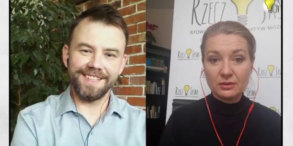 ROZMOWY Z ZARAZĄ W TLE, CZYLI JAK NIE ZWARIOWAĆ W CZASIE PANDEMII.