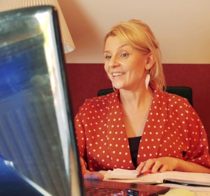 PŁYNIEMY JEDNĄ ŁÓDKĄ: WIELU RZECZY NIE DA SIĘ ZROBIĆ ONLINE